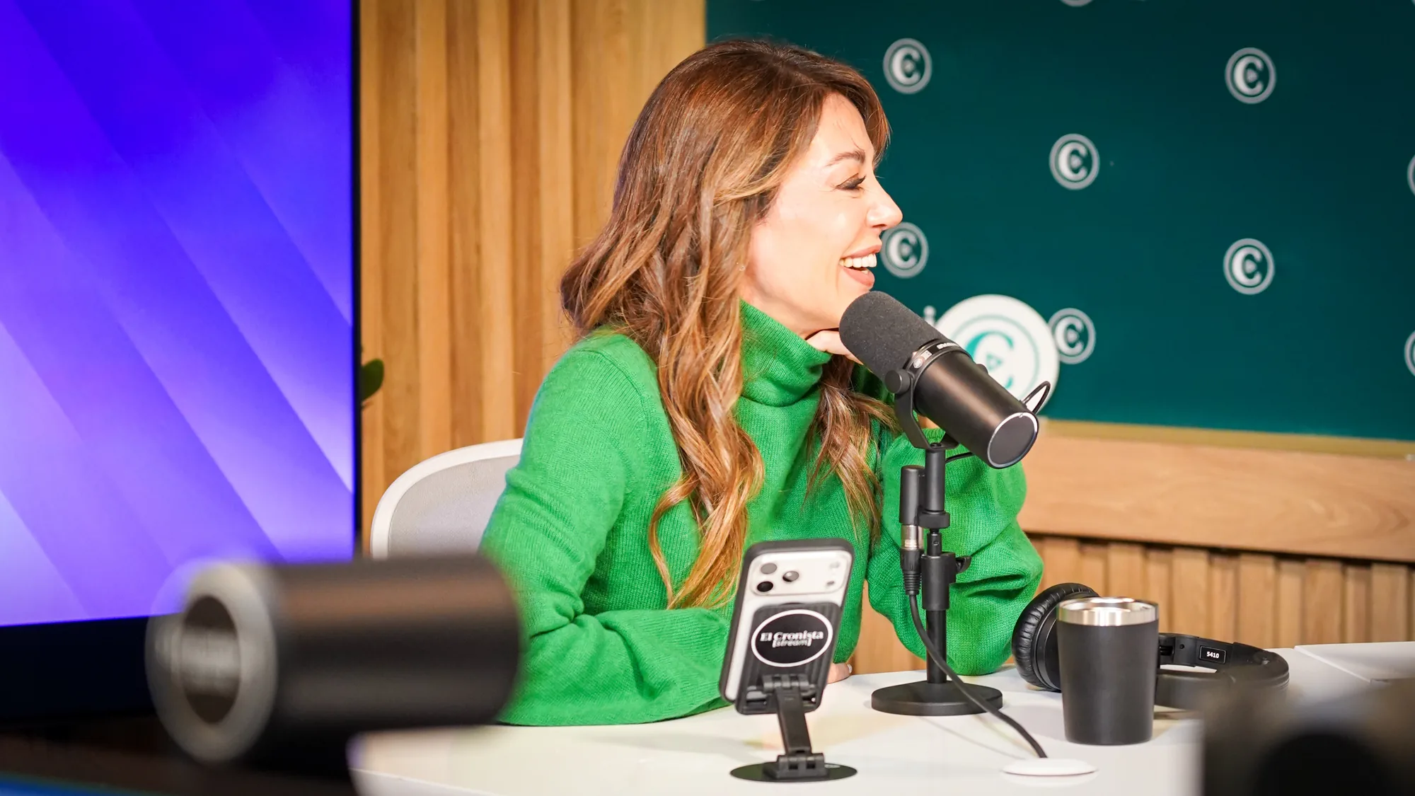 Flavia Royon durante una entrevista de radio