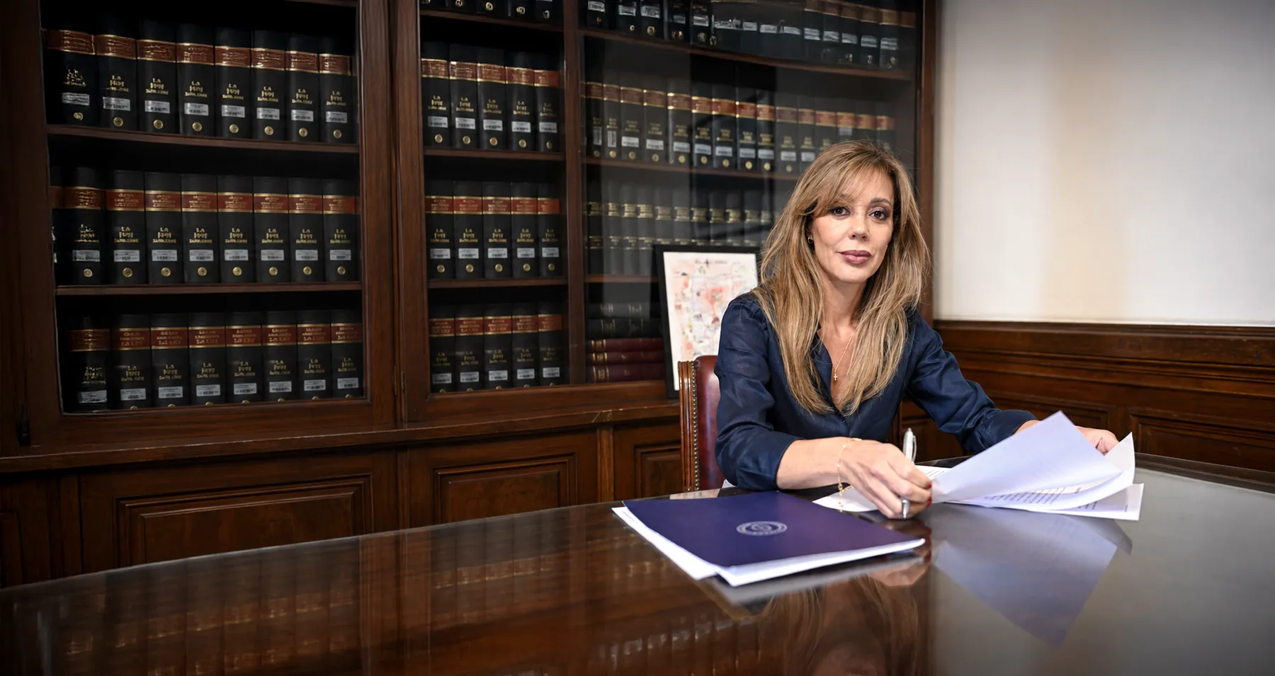Flavia Royon trabajando con documentos en su despacho
